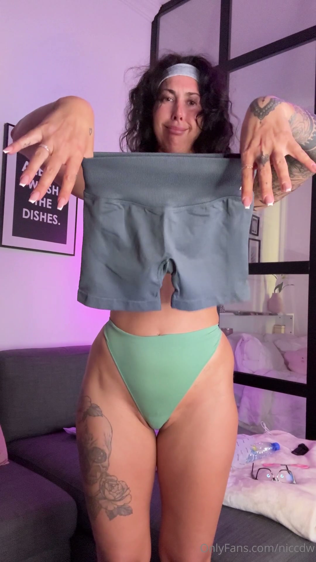 Play Nicole Drinkwater - Try On